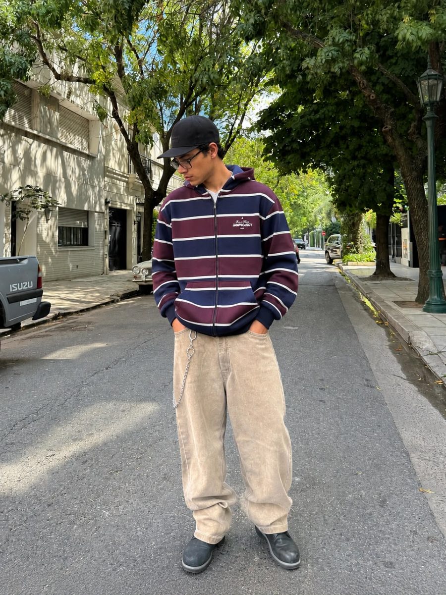 Outfit 1: buzo rayado con cierre y jean beige, de frente
